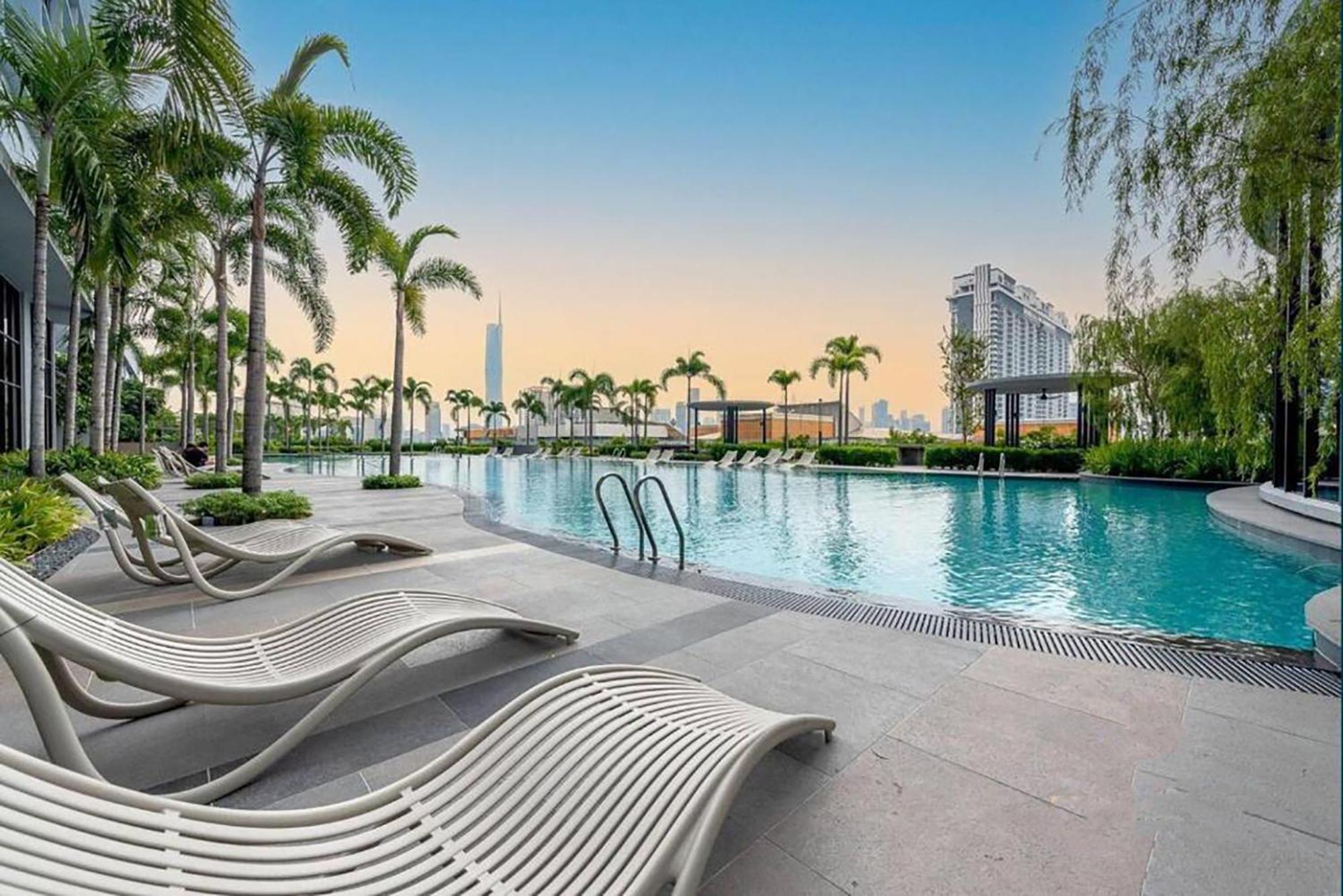 Skyscraper 65 Kl Highest Outdoor Bathtub Luxury Lavish Designer Suite Penthouse Lv65 Kuala Lumpur Exterior foto