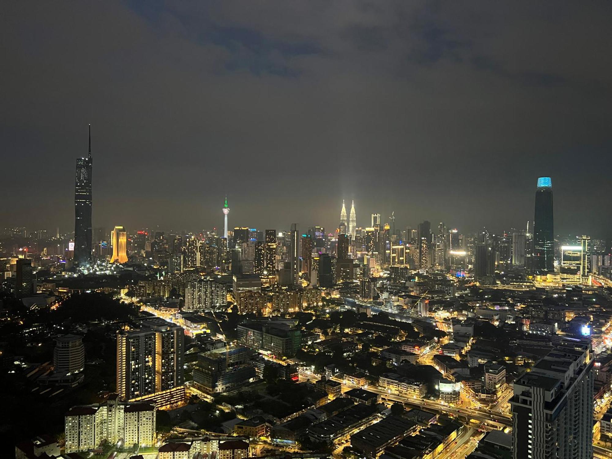 Skyscraper 65 Kl Highest Outdoor Bathtub Luxury Lavish Designer Suite Penthouse Lv65 Kuala Lumpur Exterior foto